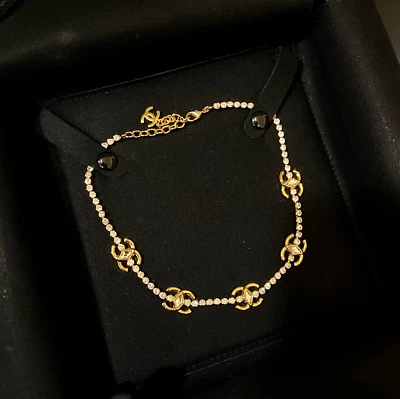 Colar Gargantilha CC Cristal Tom Dourado AUTÊNTICO CHANEL L23C - Imagem 1 de 4