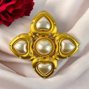 Vintage Givenchy Brosche matt goldfarben Kunstperlen Herzen quadratisch Malteserkreuz - Bild 1 von 4