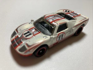 Ford GT-40 2011 garaje Hot Wheels coche de carreras blanco bonito suelto - Imagen 1 de 8