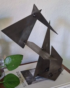Escultura artística brutalista de metal soldado triángulos geométricos abstractos 12" - Imagen 1 de 10