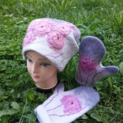 Set di cappelli e guanti da donna in feltro grigio bagnato.set invernale in... - Immagine 1 di 4