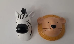 ANIMALI SAFARI - LEONE, ZEBRA CAMERA BAMBINI 2 PEZZI DECORAZIONE DA APPENDERE DA PARETE - Foto 1 di 2