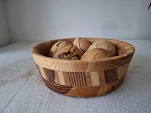 Schale aus verschiedenen heimischen Hölzern gedrechselt mit 5 Eier Handarbeit - Bild 1 von 5