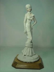Auro Belcari LADY WITH PEARL NECKLACE Italian Figurine 10.75" Tall Dear Studio - Imagen 1 de 8