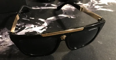 Gafas de sol clásicas bien mantenidas Versace ribete negro dorado - excelente estado Foto 1 de 4