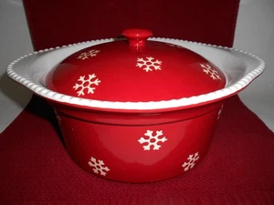 ❄️ New SNOWFLAKE RED WHITE Stoneware COVERED CASSEROLE 10x5 Winter Holiday Bake - Picture 1 of 14