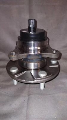 Hub Front RWD LH PN 2122470 LEXUS GS300 06 - Image 1 of 4