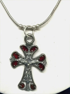 CROCIFISSO PENDENTE IN ARGENTO E SMALTO ROSSO PLIQUE A JOUR E CATENINA ARGENTO - Immagine 1 di 4