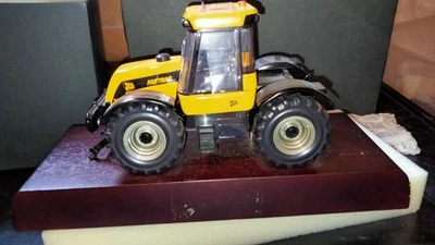 JCB 3185 Fastrac su legno scatola promozionale rigida Britains 1/32 - Immagine 1 di 4