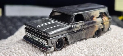Camión con panel GMC Hot Wheels 1964 personalizado en plata con pilotos reales Foto 1 de 4