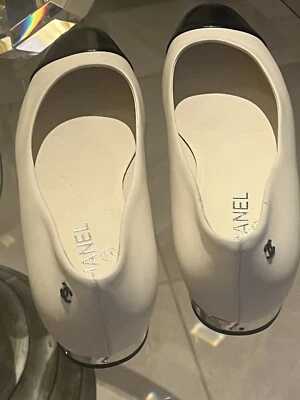 Sapatilhas Chanel 2016 com logotipo CC intertravado couro off white/preto CC - Imagem 1 de 4