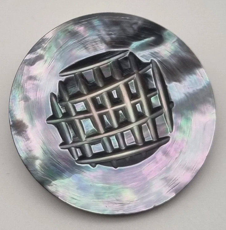 Grauer Perlmutt Ösen-Knopf 23-30 mm Graviert / Mother-of-Pearl Button Bouton E60 - Bild 1 von 1