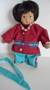 Vintage Puppenhaus Puppe 5 Zoll schwarze Haare Perlen Halskette Souvenir - Bild 1 von 3