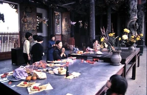 Original Vintage Slide, 1960's Hong Kong - Ladies Inside A Temple - Ref HK523 - Bild 1 von 1