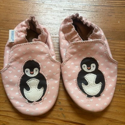  Robeez Rosa Blanco Lunares Cuero Pingüino Bordado Bebé Zapatos TALLA 18-24M Foto 1 de 4