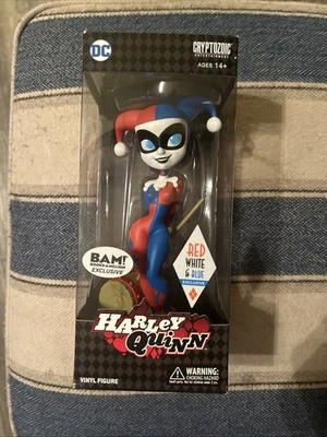 Cryptozoic DC Bombshells ~ HARLEY QUINN ~ Vermelho Branco E Azul ~ BAM! Exclusivo - Imagem 1 de 2