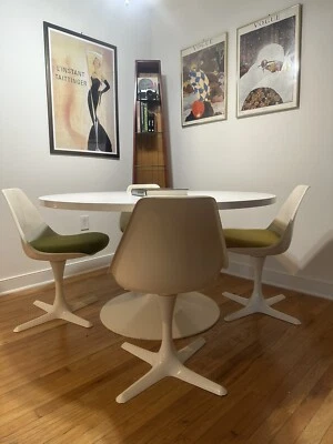 Juego de tulipán comedor Maurice Burke años 60 Burke Inc, Dallas 115 Foto 1 de 4