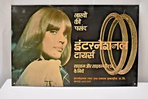 Insegna Pubblicitaria Pneumatici Internazionali Vintage Lingua Hindi Metal Board 14x9 Inc - Foto 1 di 3