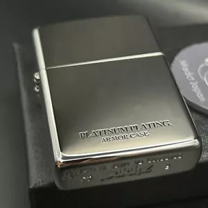 Zippo Armatura Custodia Titanio Platino Placcato Argento Logo Lato Accendino a Olio Nuovo - Foto 1 di 15