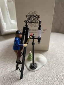 DIPARTIMENTO 56 PATRIMONIO VILLAGGIO NATALE LAMPADARIO SET ACCESSORI FIGURA IN SCATOLA - Foto 1 di 5