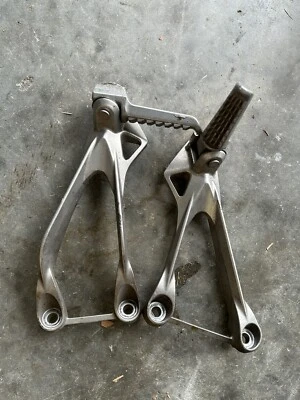 05-06 KAWASAKI NINJA ZX6R ZX6 636 JUEGO DE CLAVIJAS DE PASAJERO TRASERO PAR 2005 2006 Foto 1 de 4