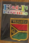 2-1/2'' X 2-3/4" VANUATU drapeau brodé fer à repasser - neuf dans son emballage scellé