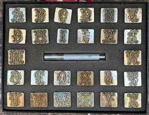 "Juego completo de estampillas de cuero alfabeto de escritura elegante vintage Craftool de 3/4"" en caja" - Imagen 1 de 4