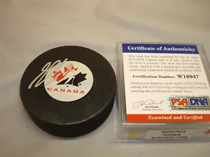 Disco de hockey autografiado por el equipo firmado por Marc-Edouard Vlasic certificado de autenticidad PSA/ADN 1A - Imagen 1 de 3