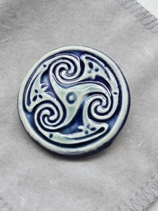 Spilla Triskele Triskelion celtica ceramica spirale smaltata blu e bianca - Foto 1 di 2