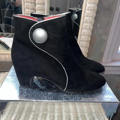 BOTA CORTA PAS DE ROUGE NEGRA GAMUZA NUEVA EN CAJA $380 Foto 1 de 4