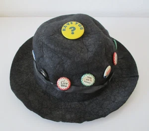 Cappello in feltro nero Beanie Bowler Jughead 14 spille collezione bottoni anni 40-50 vintageAZB - Foto 1 di 12