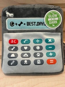 P.L.A.Y. Pet Lifestyle Hundespielzeug; BRANDNEU mit Etikett - Best.Day.Ever Taschenrechner - Bild 1 von 1