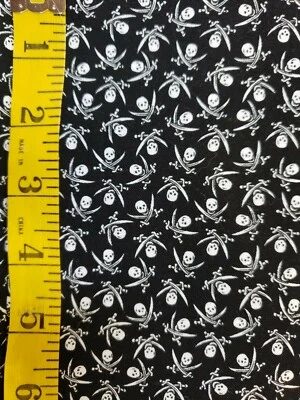 Tela negra con pequeñas calaveras piratas por media yarda (3 disponibles) Foto 1 de 4