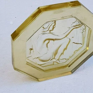 Dessous de Bouteille en verre pressé Jaune ART DECO jeune femme au raisin VERLYS - Picture 1 of 7