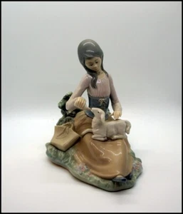 Estatuilla Lladro de colección Little Bo Peep Feeding Lamb acabado brillante 7 pulgadas #T121 - Imagen 1 de 9