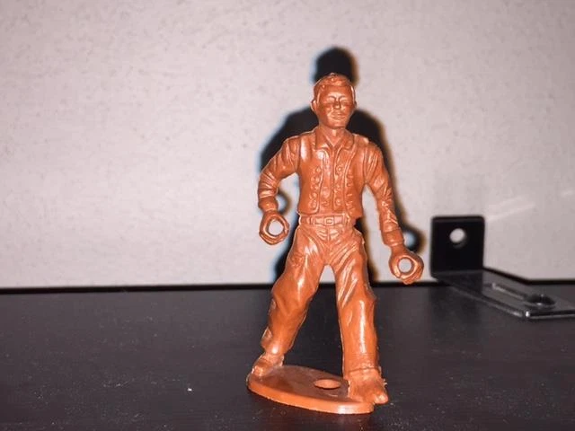 MPC Ringhand Vaquero Caminando.  Plástico marrón 60mm años 60 Foto 1 de 1