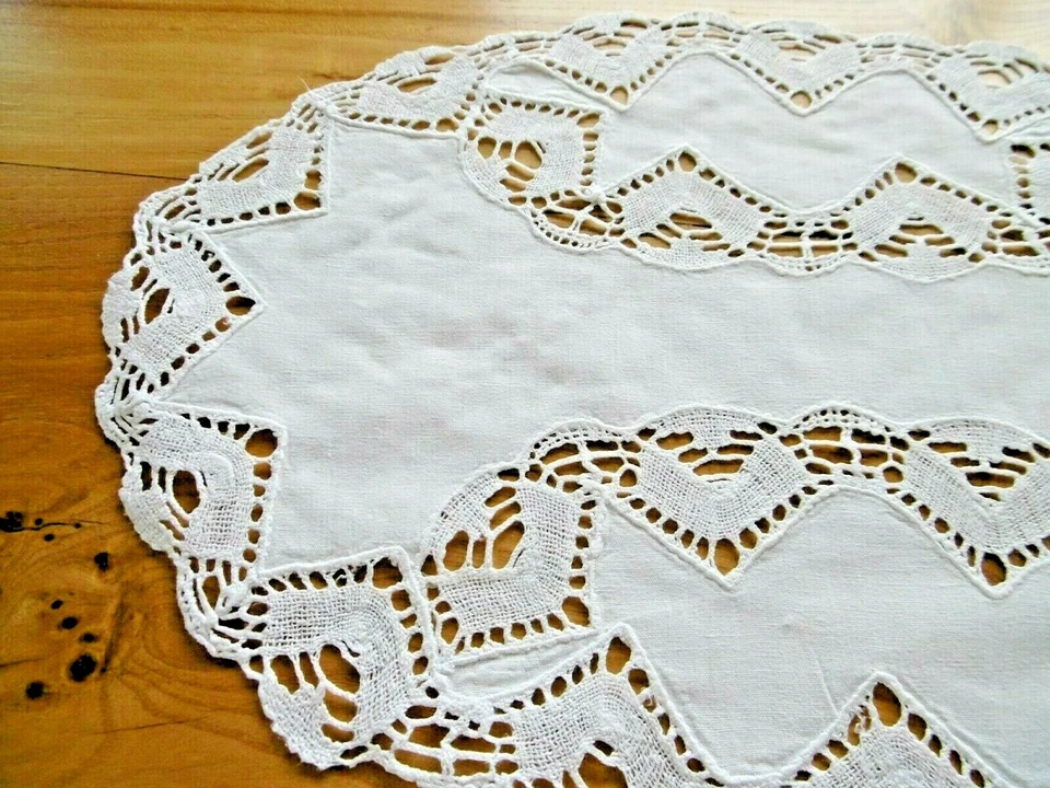 Napperon oval en lin avec broderies ( 46 x 29.5 cms ) - Photo 1/1