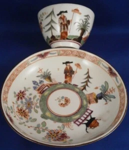 Tazza e piattino Chinoiserie realizzati da Hoechst, intorno al 1760 - Foto 1 di 13