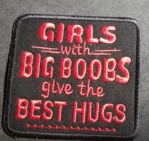 Parche bordado niñas con tetas grandes dan los mejores abrazos aprox 3,25x3,5" - Imagen 1 de 2