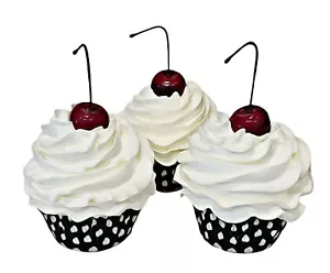 DEZICAKES Fake Cupcakes Vanille Kunstfutter 3er Set Uni Vanille Cupcakes - Bild 1 von 9