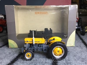 Universal Hobbies - Massey Ferguson 135 Ind Tractor - 1:32 - New/Mint - Picture 1 of 6