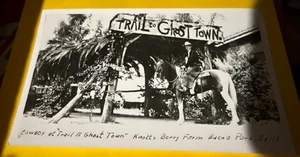 RPPC Knott's Berry Farm, cowboy a cavallo a pista per Ghost Town, Buena Park CA - Foto 1 di 2
