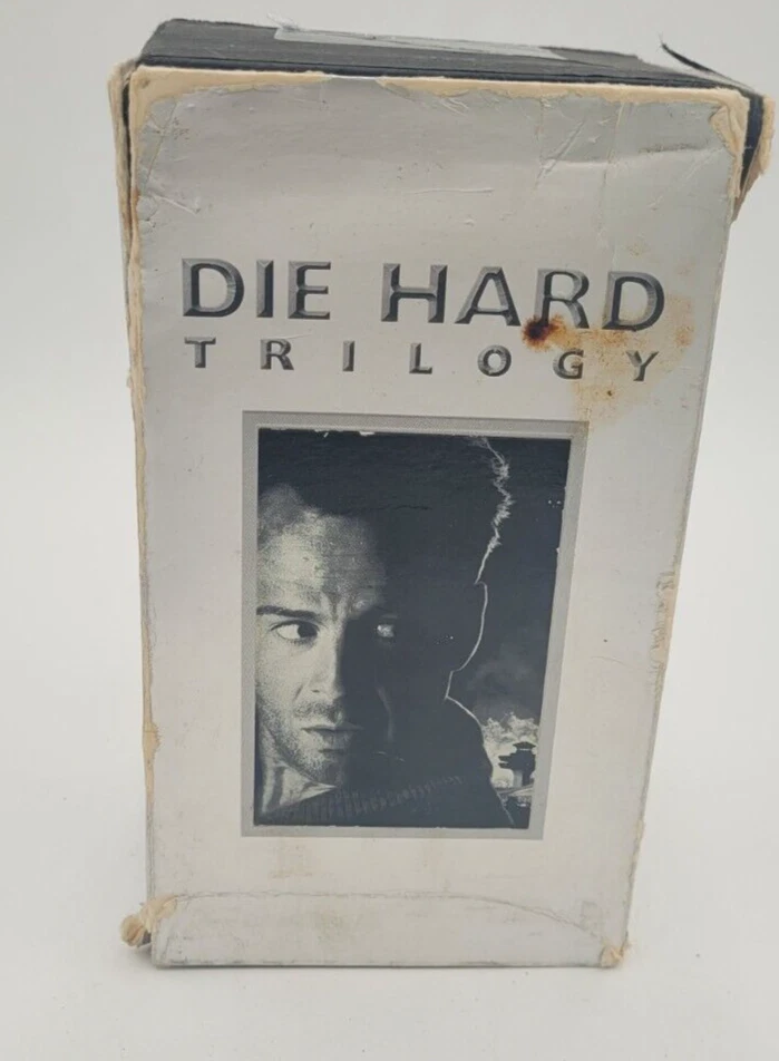 Die Hard Trilogy VHS Box Set Bruce Willis 3 Tapes Pre-owned. Less than Mint Box Foto 1 de 4