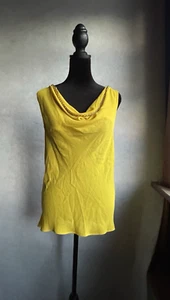 Gelbes ärmelloses Shirt Wasserfallausschnitt mit Kettendetail Größe M mit Etikett war 49 $ - Bild 1 von 5