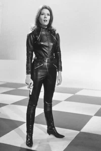 Póster de Diana Rigg en cuero de Los Vengadores en negro 18x24 - Imagen 1 de 1