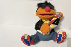 Peluche Sesame Street Ernie Singing Vintage 1998 Tyco Rock N' Roll Ernie - Foto 1 di 24