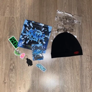 Syna World Skull Cap/Beanie Black and Red