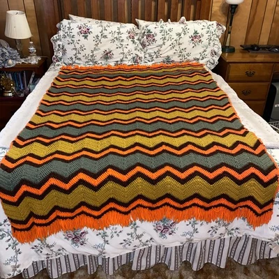 "De colección Zig Zag Chevron Crochet Afgano con Flecos Amoroso Hecho a Mano en 1974 68""x46""" Foto 1 de 4