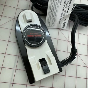Sanyo A201N Mini Ferro da Stiro Elettrico Portatile Maggiordomo da Viaggio con Spruzzatore 120/240 Volt - Foto 1 di 7