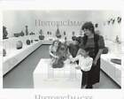 Press Photo Ceramicist Lorraine Hoogs shows ceramics to kids at Everson Museum